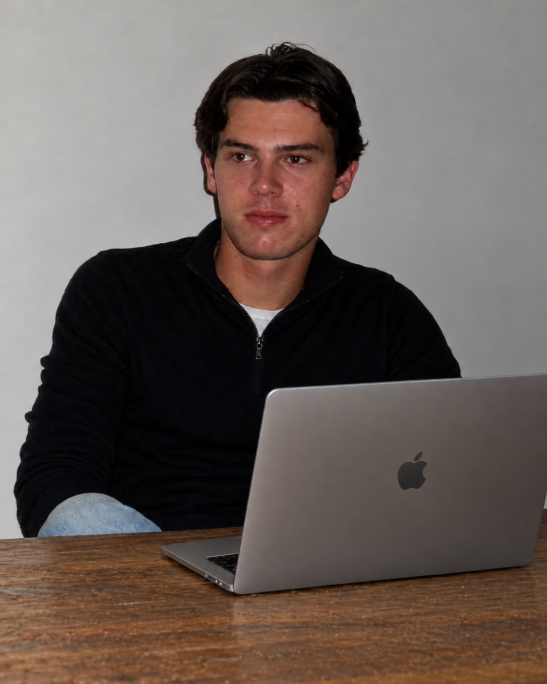 Silvijn Berentschot aan het werk met zijn laptop