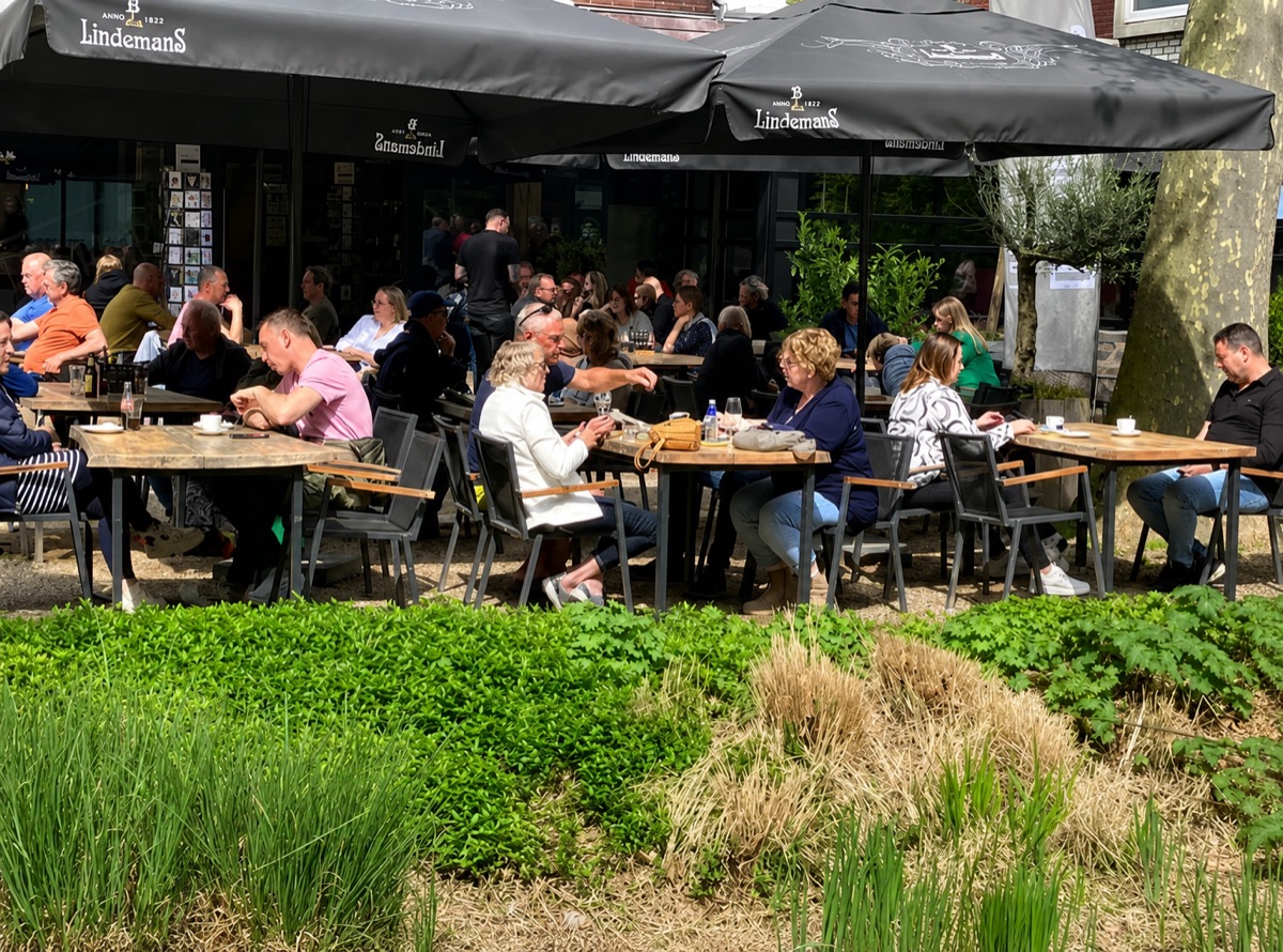 Gasten op het terras van De Jongens Food & Lifestyle in Nijverdal